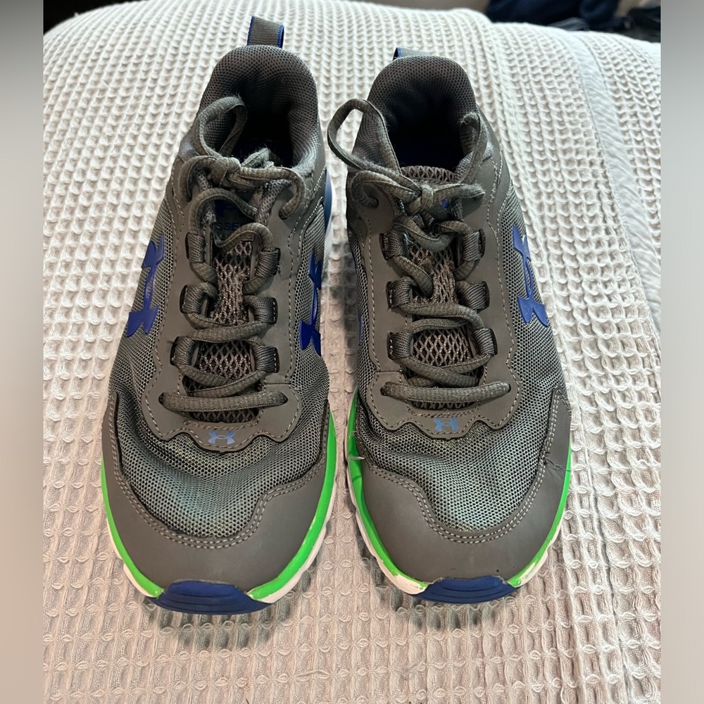 Under Armour size 4 Tennis Shoes